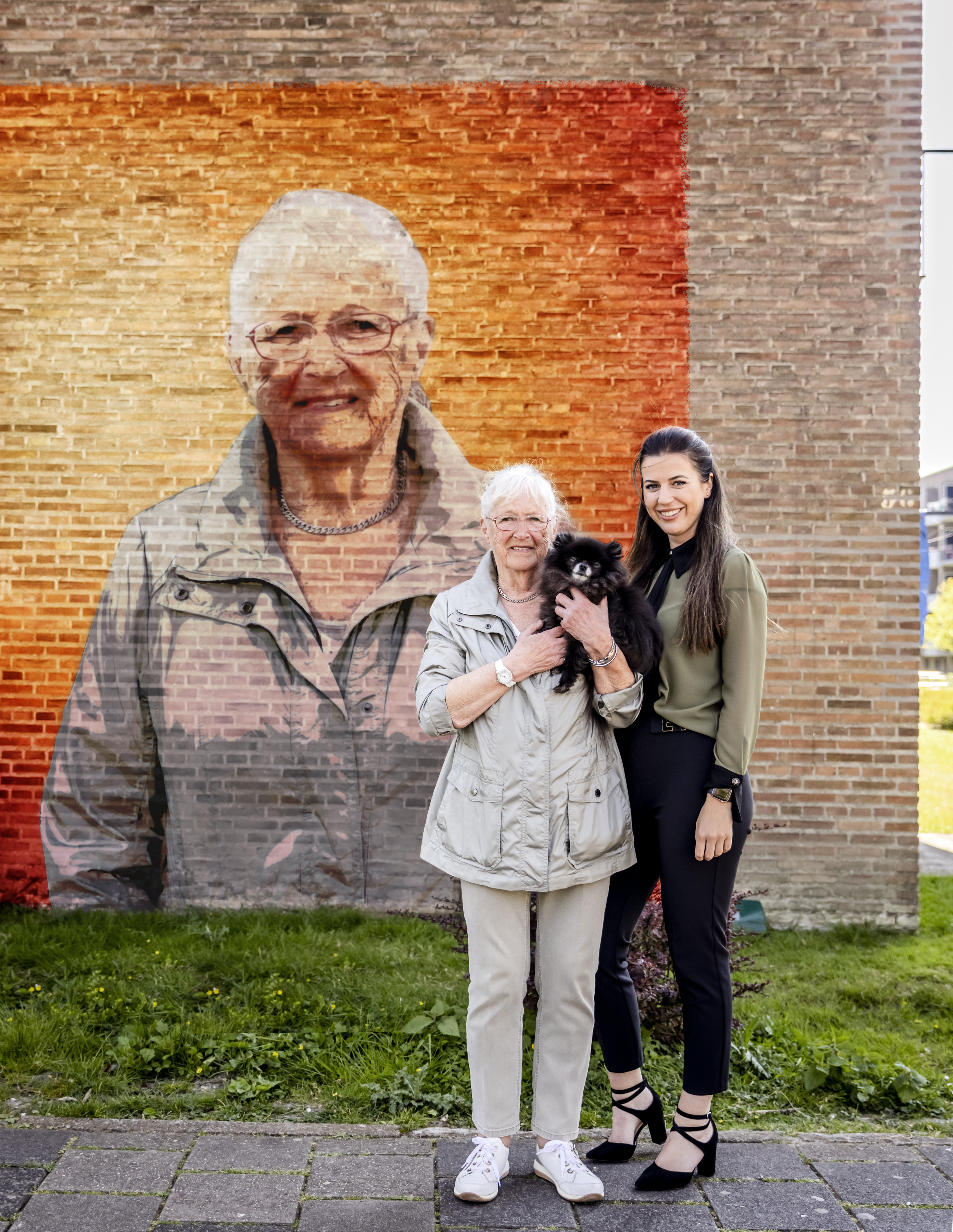 Tineke (84): Door mijn oppashond maak ik een praatje met anderen