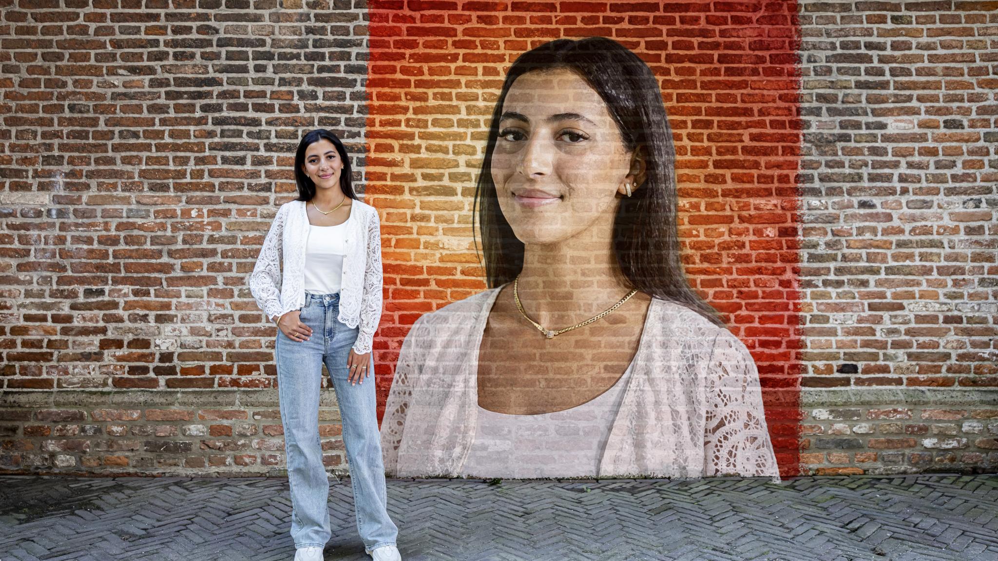Dounia voor haar street art portret