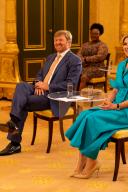 Koning Willen Alexander en Koningin Máxima in jurk