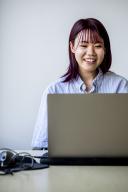 Zakelijke vrouw werkt achter haar laptop