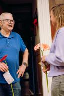 Oranje Fonds - Sociaal initiatief Verbindingskamer bloemen aan man blauw shirt