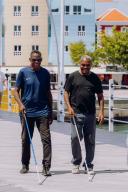 Cariben slechtziend lopen op brug Curacao