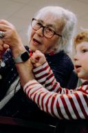 Kinderen en ouderen samen deze vuist op deze vuist 2