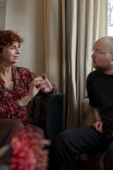 Twee personen in gesprek van het sociale initiatief Juntos