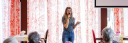Vrouw met microfoon op podium
