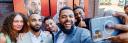 Jong volwassenen nemen een groeps selfie en lachen