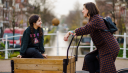 Vrouw fietst met een kind in de fietsbak